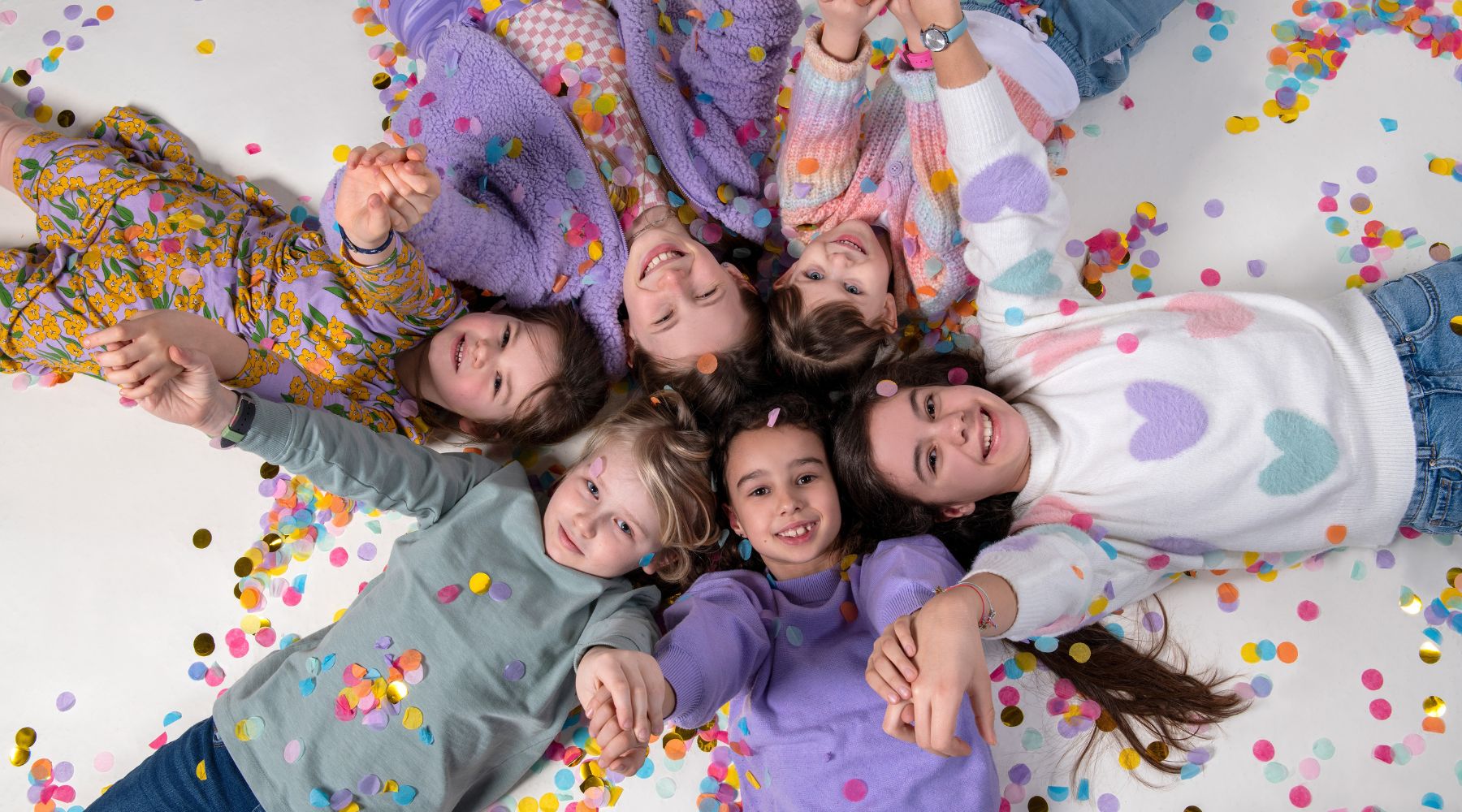 Kinder schauen lächelnd in die Kamera